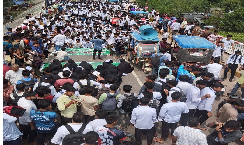 চাঁপাইনবাবগঞ্জে ৬ দফা দাবিতে পলিটেকনিক শিক্ষার্থীদের অবস্থান ও বিক্ষোভ